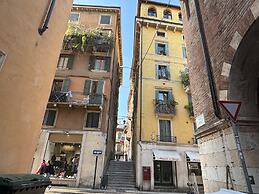 Piazza Erbe Lodge