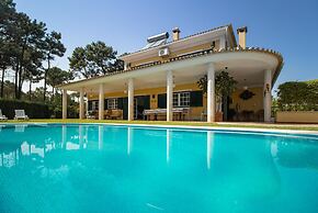 Aroeira Villa Sleeps 10 With Pool