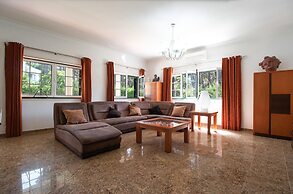 Aroeira Villa Sleeps 10 With Pool