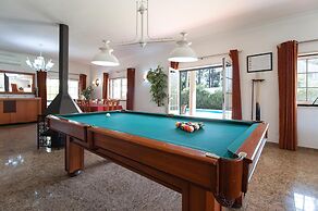 Aroeira Villa Sleeps 10 With Pool