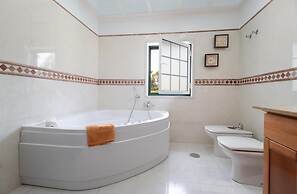 Aroeira Villa Sleeps 10 With Pool