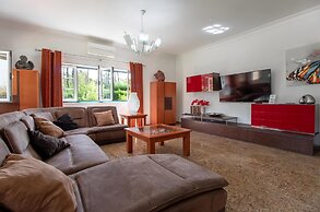 Aroeira Villa Sleeps 10 With Pool
