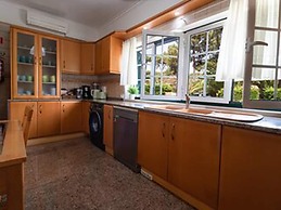 Aroeira Villa Sleeps 10 With Pool