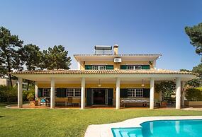 Aroeira Villa Sleeps 10 With Pool
