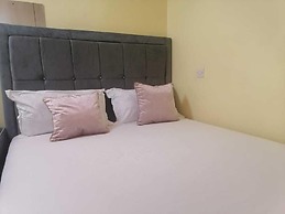 Lux Suites Trm drive Studio Apartments