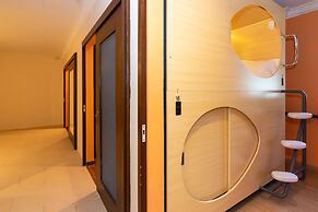 Momostay Capsule Hotel