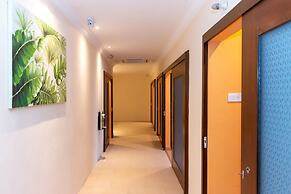 Momostay Capsule Hotel
