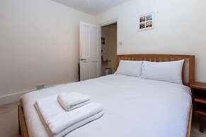 Spacious 1BD Flat w/ Garden - Hammersmith!