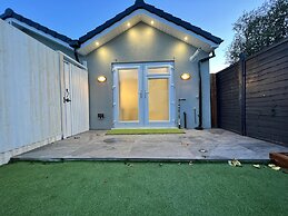 Stunning 1-bed Studio in Greenford
