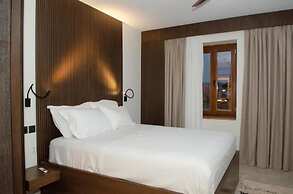 Leone Suites