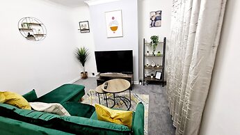 Gillingham Home - Sleeps 4 - Comfort & Convenience