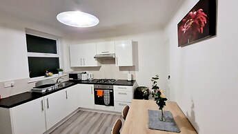 Gillingham Home - Sleeps 4 - Comfort & Convenience