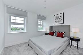 Prestigious & Luxury 2-bed Apartment in Slough