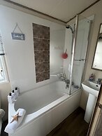 2 Bed Caravan - Sleeps 6 - Parking - Pets