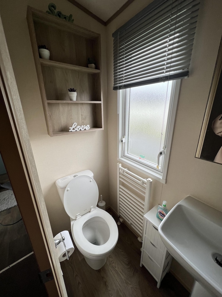 2 Bed Caravan - Sleeps 6 - Parking - Pets