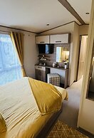 2 Bed Caravan - Sleeps 6 - Parking - Pets