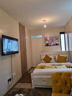 Lux Suites Royal Suburbs Apartments