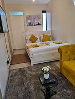 Lux Suites Royal Suburbs Apartments