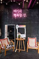 Canvas Black Guesthouse
