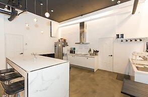 Canvas Black Guesthouse