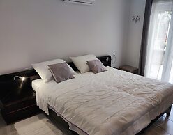 Apartment and Room Bitinada