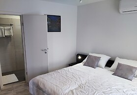 Apartment and Room Bitinada