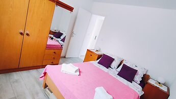 Apartment and Room Bitinada