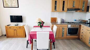 Apartment and Room Bitinada