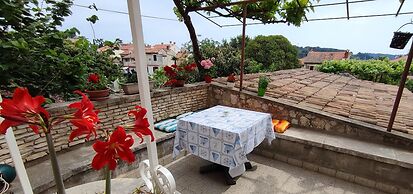Apartment and Room Bitinada