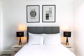 Modern Sky-High Flat In North Acton