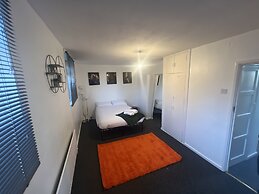 a two Bedroom Cosy Hideaway Based in Greenwich