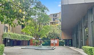 The Base - New Studio Great Location, Shared Pool