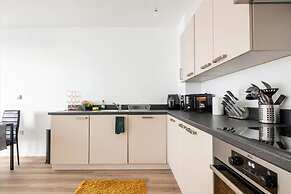 Impeccable 2-bed Apartment in Wembley