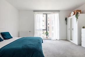 Impeccable 2-bed Apartment in Wembley