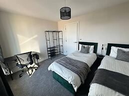2 Bed Flat - Sleeps 4 - Balcony - Smoking