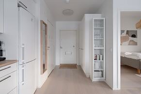 New 2BR Apt with Balcony, Sauna & Great Location