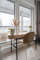 New 2BR Apt with Balcony, Sauna & Great Location