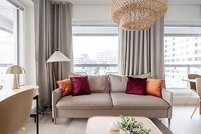 New 2BR Apt with Balcony, Sauna & Great Location