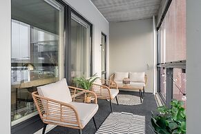 New 2BR Apt with Balcony, Sauna & Great Location