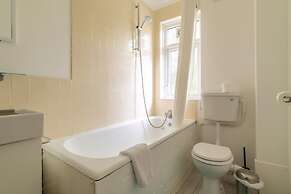 Charming One Bed Abode In East Putney