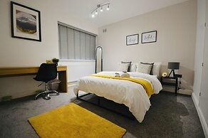 Remarkable 3-bed Ground Floor Apartment - Coventry