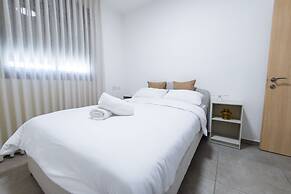 SeaFront Luxurious 3 BR Apartment