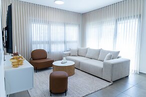SeaFront Luxurious 3 BR Apartment