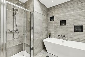 Beautiful Abode In Brentford