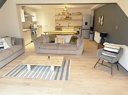 Cotswolds Large 4 Bed House Parking-Wifi
