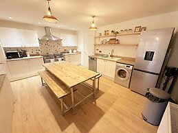 Cotswolds Large 4 Bed House Parking-Wifi