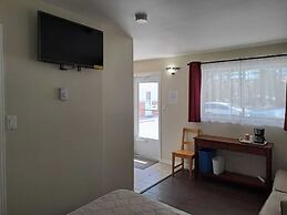 Three Islands Motel