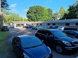 Three Islands Motel