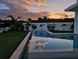 Sunset Villa with Infinity Pool