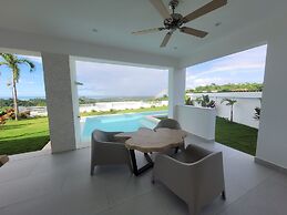 Sunset Villa with Infinity Pool